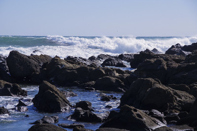 风大浪急的海面