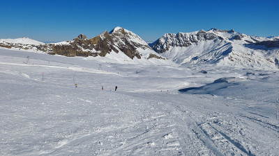 迪亚布勒斯冰川滑雪区，白雪覆盖的山脉和萨尼茨帕斯。瑞士的冬天。