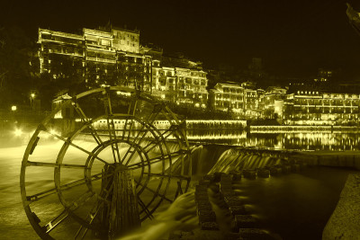 中国凤凰县沱江两岸夜景