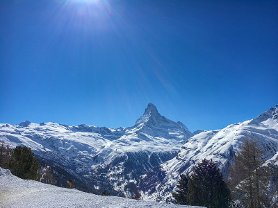 雄伟的马特洪山前面的蓝天和雪的前景