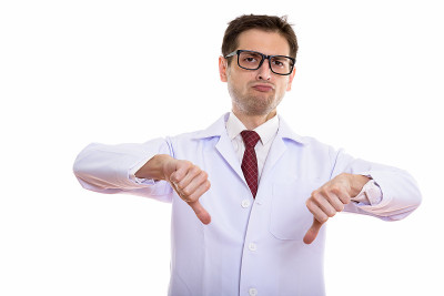 一名年轻的医生给人以否定的印象
