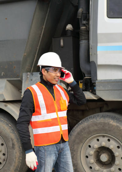 道路建筑工人使用手机