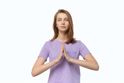 迷人的女孩为家人祈祷健康，双手合十祈祷
