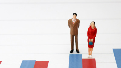一个矮个子男人和一个矮个子女人站在一个条形图上。