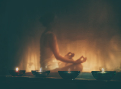 年轻女士在练瑜伽。莲花坐冥想。