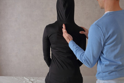 穆斯林妇女脊椎矫正/物理治疗。女性患者体位矫正，脊柱侧凸检查。