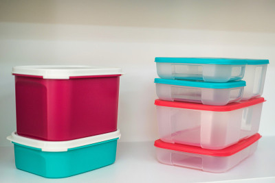 货架上的一组现代塑料食品容器