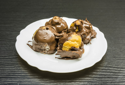 盘上的Profiterole蛋糕。