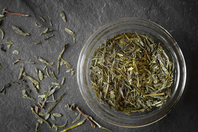 茶叶在玻璃罐上的石头背景俯视图
