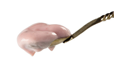 勺子装草莓酸奶