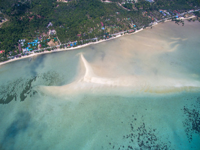 从浅水区鸟瞰海滩