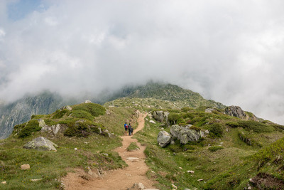 全景式的山景，漫步在伟大的阿莱奇冰川