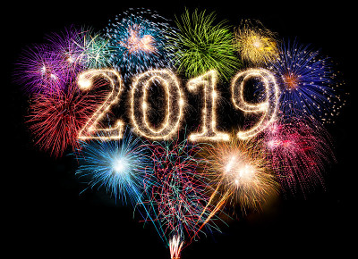 缤纷的烟花表演和璀璨的烟花爆竹号码2019新年快乐背景