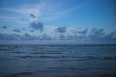 傍晚的海滩和大海