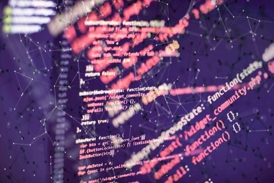 桌面PC显示器照片。Javascript函数，变量，对象。项目经理提出新的想法。未来的技术创造过程。