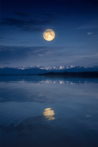 满月之夜的斯塔恩伯格湖