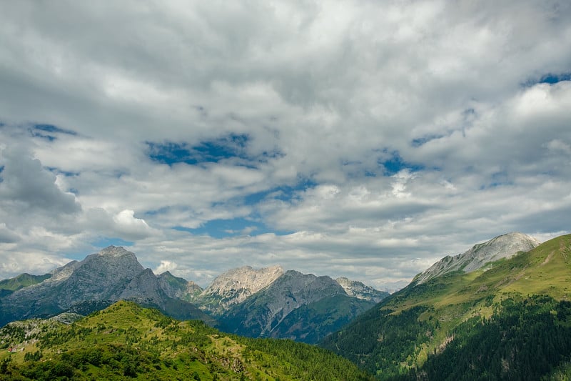 夏天的一天，在意大利威尼斯朱利亚的弗利乌里阿尔卑斯山徒步旅行