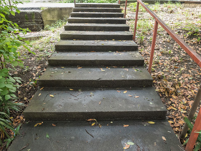 街道上有铁栏杆的混凝土楼梯