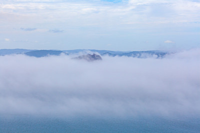 低云层在海洋和岛屿上有拷贝空间