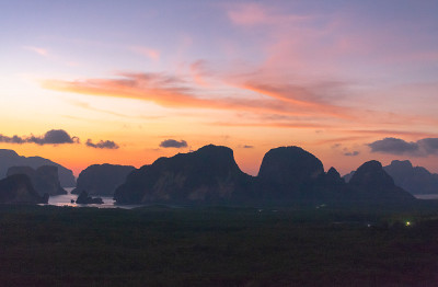 风景日出以上的山峰角落在群岛