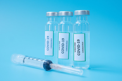 COVID-19疫苗瓶和注射针筒用于医院实验室抗冠状病毒感染。医疗、卫生、疫苗接种和免疫概念