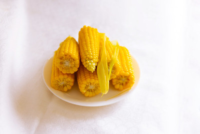桌子上的煮玉米