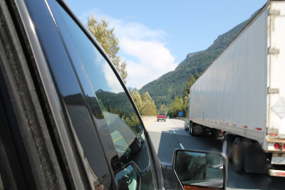 在高速公路上开车
