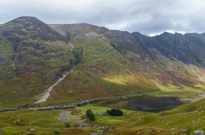 苏格兰格伦科的阿克特里奥克坦湖上的Aonach Eagach山脊