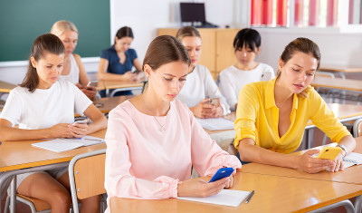 学生在课堂上使用智能手机