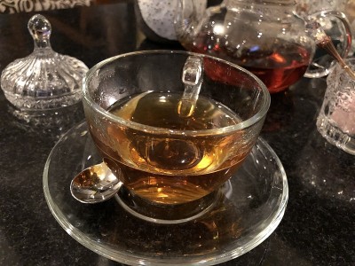茶， 杯， 饼干， 糖， 勺子