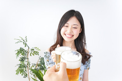 年轻女子喝啤酒