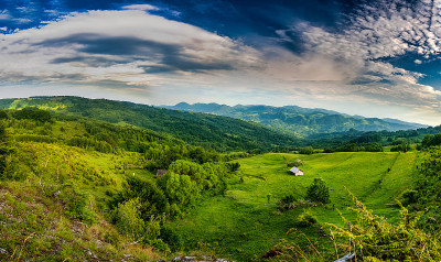 秋天的山景-泛黄和泛红的秋天树木与绿色的针叶和蓝色的天空相结合。罗马尼亚喀尔巴阡山脉的多彩秋景。