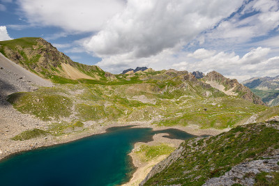 高海拔的蓝色湖泊，夏天在阿尔卑斯山