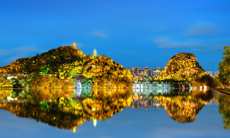 柳江两岸的风景，柳州的城市景观，中国广西。