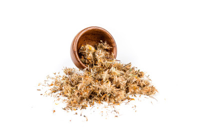 一碗干燥的山金车树叶孤立在白色的背景上