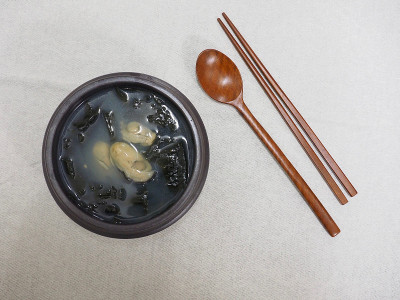 韩国美食牡蛎紫菜汤，美炖锅