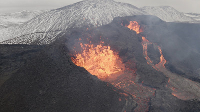 冰岛火山喷发鸟瞰图
