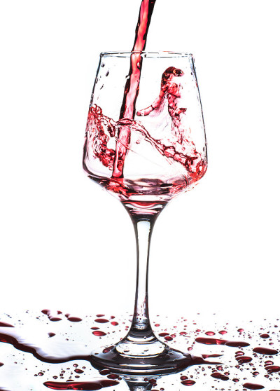 红酒倒入酒杯，与白酒隔离