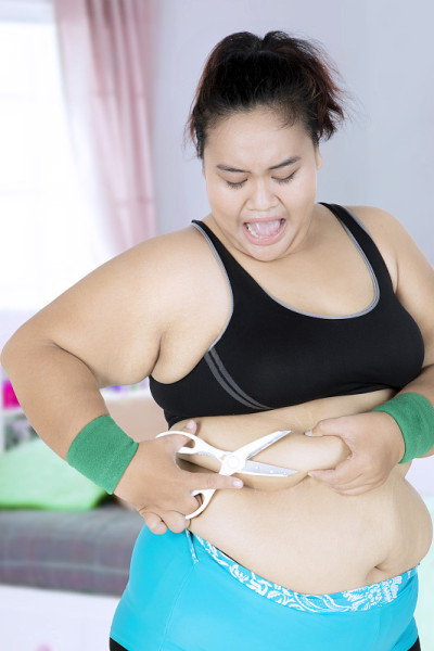 年轻女子减掉腹部脂肪