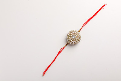 印度节日Raksha Bandhan，装饰Rakhi在白色的背景