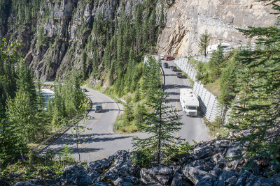 在山区高速公路上繁忙的发夹弯