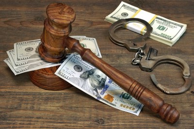 现金，手铐和法官的木桌