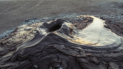 日落时分的泥火山火山口