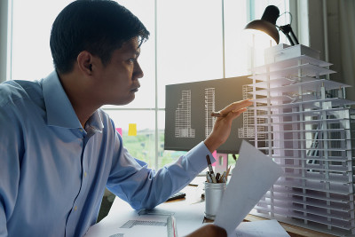 建筑师工作思维设计建筑与建筑模型，设计从他的想法文具办公桌办公室。建筑结构体系的启动和分析。