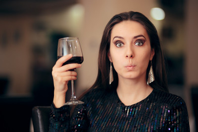 在派对上用红酒敬酒的女人