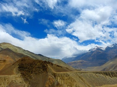 喜马拉雅山脉风景壮丽，壮观的岩石形成，壮观的天空云团，壮丽的西藏自然。雄伟的山。荒野、宁静、冥想、禅