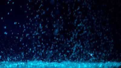 水滴落在水面上