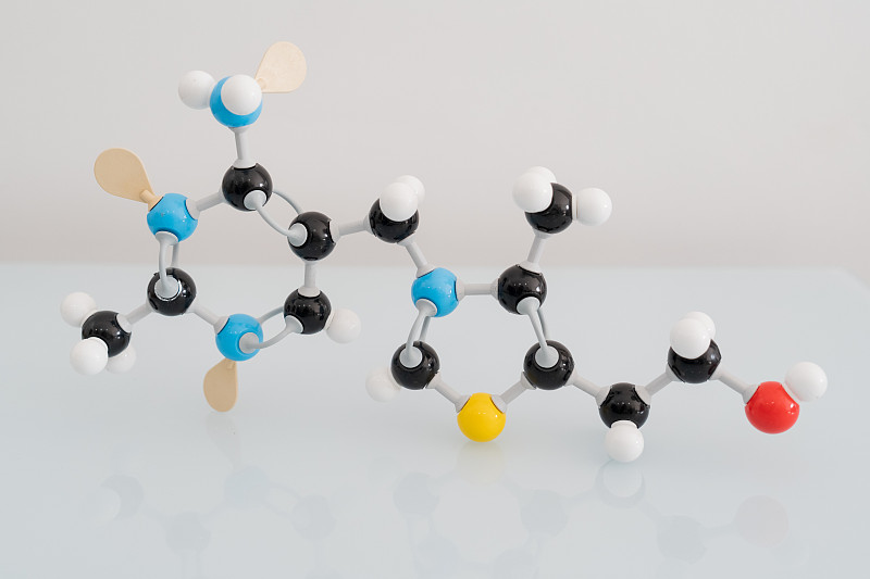 利用白底反射分子模型制备分离出的维生素B1。含彩色原子和化学键的硫胺素化学式