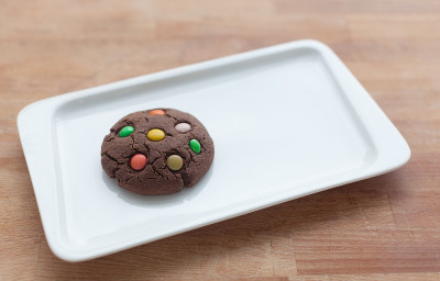 盘子里放着巧克力饼干和五颜六色的糖果