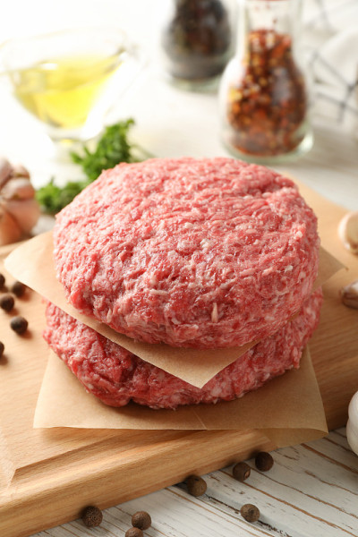 香料和砧板与肉末在木背景，近